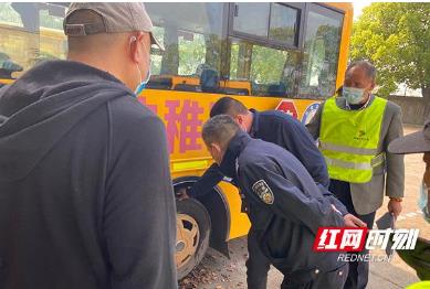 株洲石峰交警:多部門聯(lián)動整治校車“頑瘴痼疾” 株洲石峰交警:多部門聯(lián)動整治校車“頑瘴痼疾”