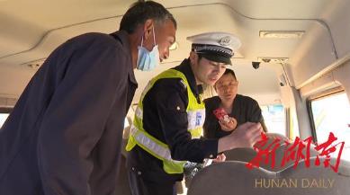 云溪區(qū):63輛校車進行集中“體檢” 云溪區(qū):63輛校車進行集中“體檢”