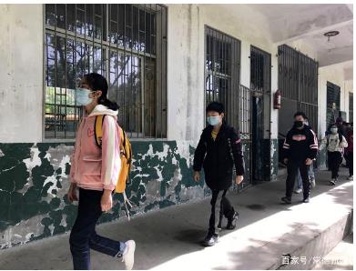 復(fù)學(xué)指南:常德鎮(zhèn)德橋校車防疫演練 復(fù)學(xué)指南:常德鎮(zhèn)德橋校車防疫演練