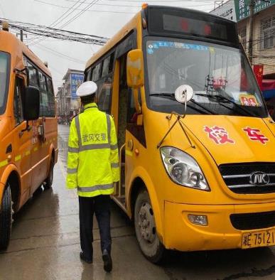 武岡市：多部門聯(lián)動(dòng)開(kāi)展校車安全檢查
