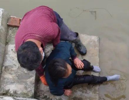 邵陽一幼兒園校車司機(jī)接孩子途中，突然下車跳入水中……