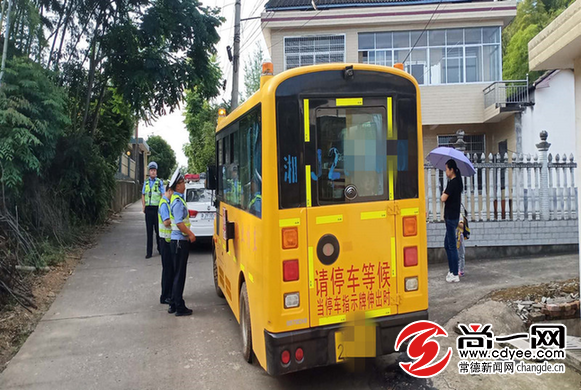 常德一校車(chē)運(yùn)載學(xué)生不按審核確定線路行駛被查/ 常德一校車(chē)運(yùn)載學(xué)生不按審核確定線路行駛被查