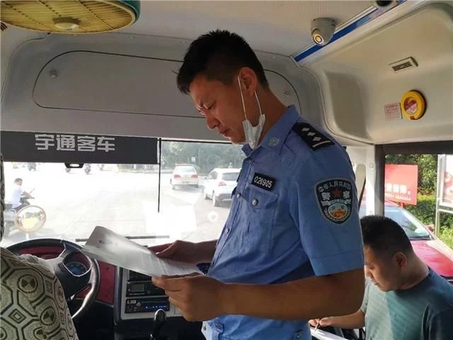 衡陽市雁峰區(qū)開展校車行駛交通安全專項督查行動/ 衡陽市雁峰區(qū)開展校車行駛交通安全專項督查行動