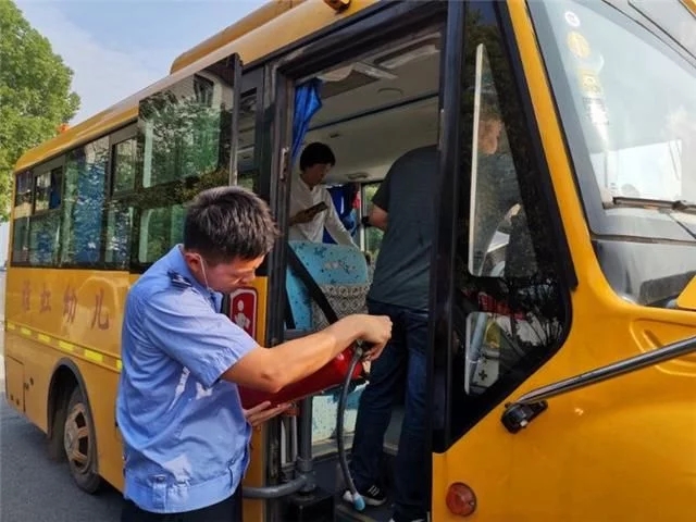 衡陽市雁峰區(qū)開展校車行駛交通安全專項督查行動/ 衡陽市雁峰區(qū)開展校車行駛交通安全專項督查行動