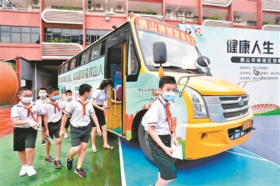 坐上“神奇校車”開啟“禁毒之旅” 坐上“神奇校車”開啟“禁毒之旅”