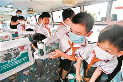 坐上“神奇校車”開啟“禁毒之旅” 坐上“神奇校車”開啟“禁毒之旅”