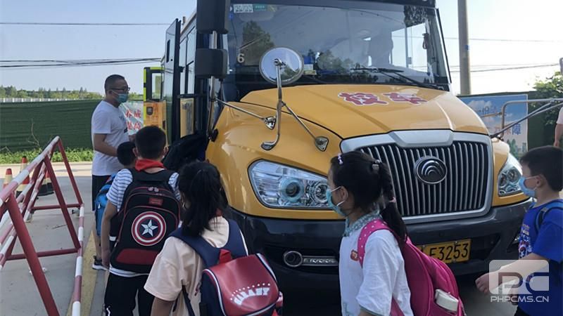 古柏中心小學(xué)組織校車安全應(yīng)急演練活動