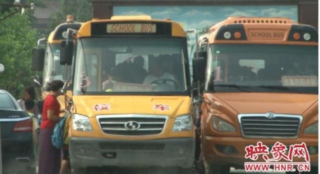 無牌不帶證還超員 鹿邑一幼兒園校車引家長擔(dān)憂
