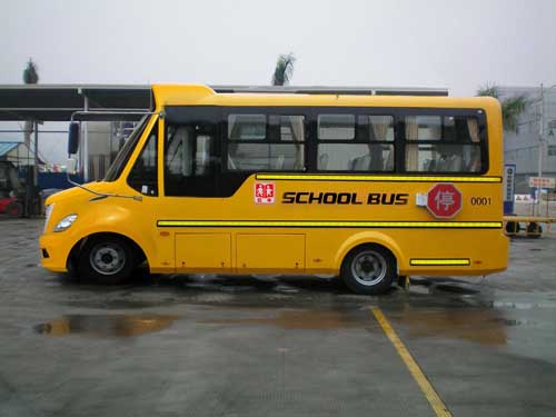 校車在醫(yī)院消防通道停車，幼兒園說已備案，院方：自己畫的停車位