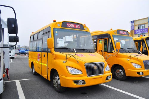 校車在醫(yī)院消防通道停車，幼兒園說已備案，院方：自己畫的停車位