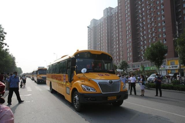 黃驊：“愛心校車”連續(xù)10年愛心送考，為高考學(xué)子圓夢護(hù)航