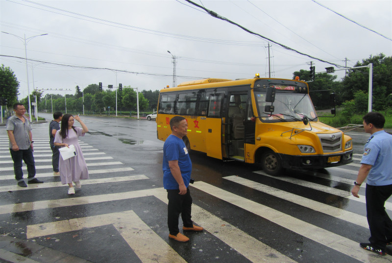 湖南常德:聯(lián)合開展校車安全檢查 打好本學(xué)期護(hù)校收官戰(zhàn) 湖南常德:聯(lián)合開展校車安全檢查 打好本學(xué)期護(hù)校收官戰(zhàn)