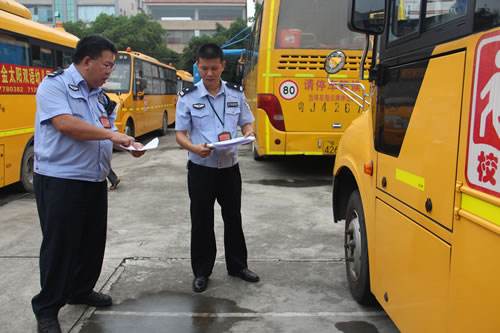 西安交警高新大隊檢查校車隊安全隱患排查工作/ 西安交警高新大隊檢查校車隊安全隱患排查工作