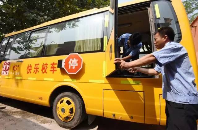 西安交警高新大隊檢查校車隊安全隱患排查工作/ 西安交警高新大隊檢查校車隊安全隱患排查工作