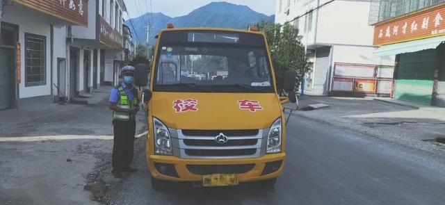 無資質(zhì)也敢開校車？！鉛廠校車司機(jī)遭重罰