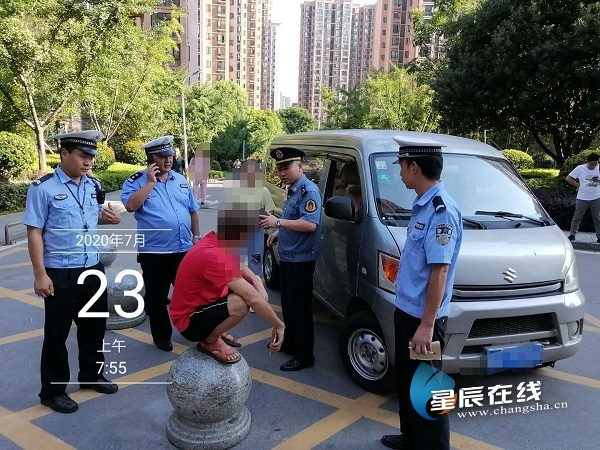 天心區(qū)開展無證校車整治行動/ 天心區(qū)開展無證校車整治行動