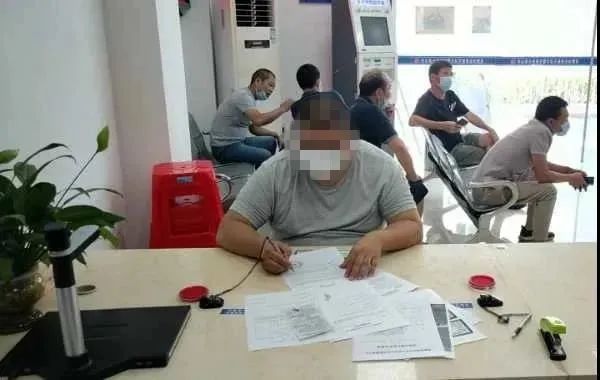 福建漳州交警開(kāi)出“萬(wàn)元”罰單！“黑校車(chē)”