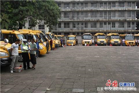 山西省新絳交警聯(lián)合縣教科局提前排查校車隱患/ 山西省新絳交警聯(lián)合縣教科局提前排查校車隱患