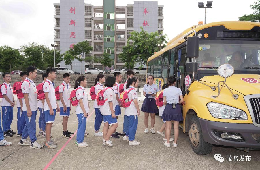 校車著火了？原來是高州舉辦校車突發(fā)事故應急演練！