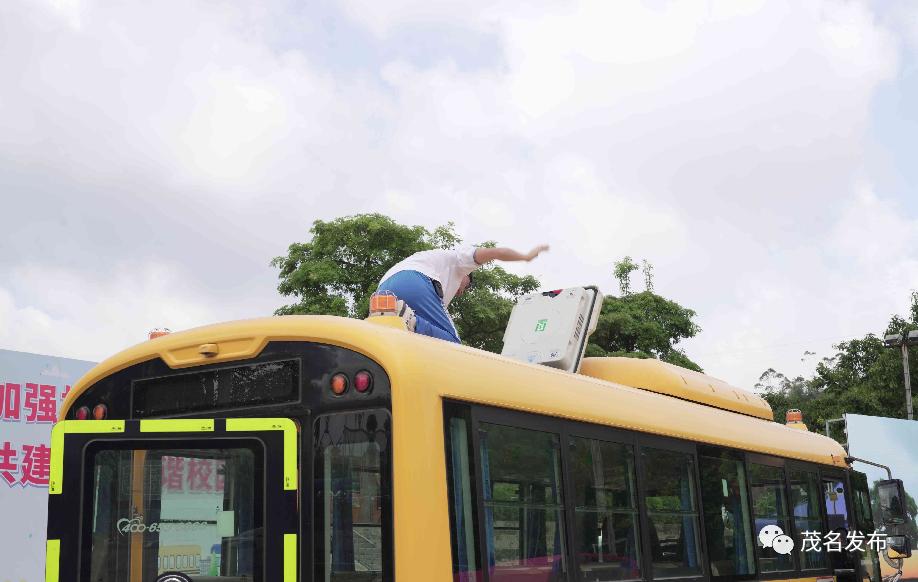 校車著火了？原來是高州舉辦校車突發(fā)事故應急演練！