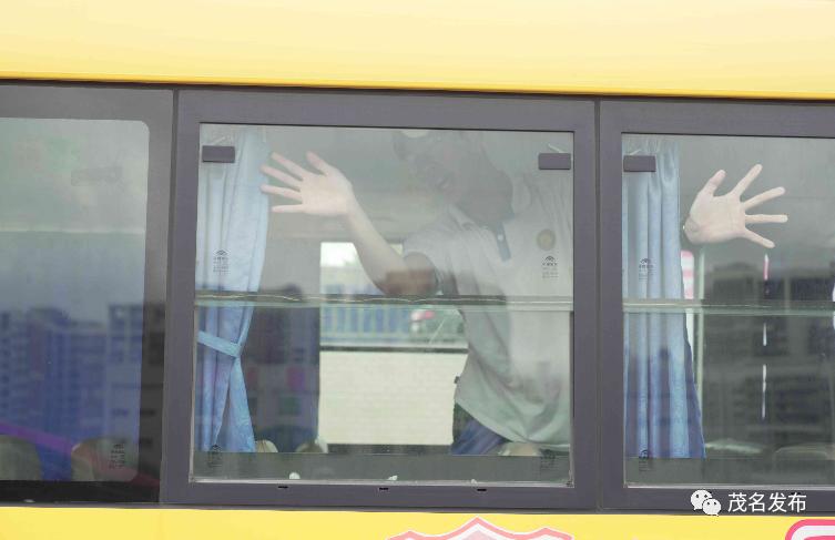 校車著火了？原來是高州舉辦校車突發(fā)事故應急演練！