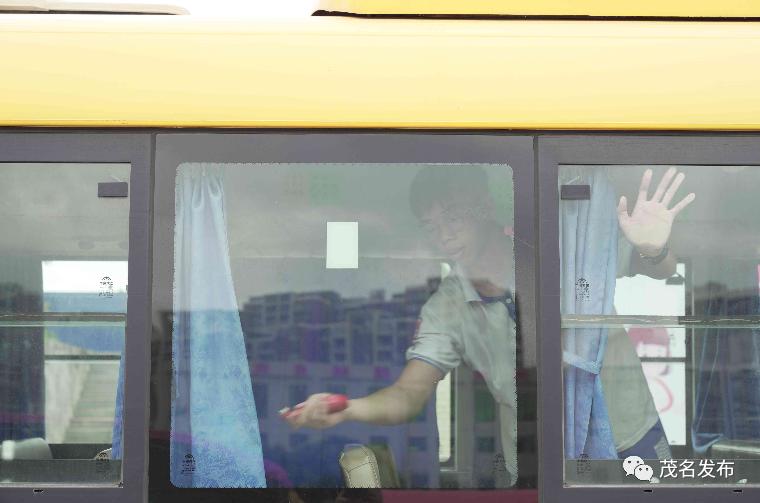 校車著火了？原來是高州舉辦校車突發(fā)事故應急演練！