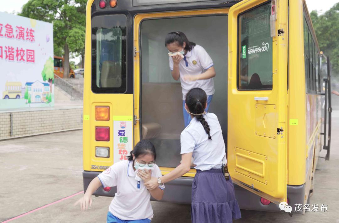 校車著火了？原來是高州舉辦校車突發(fā)事故應急演練！