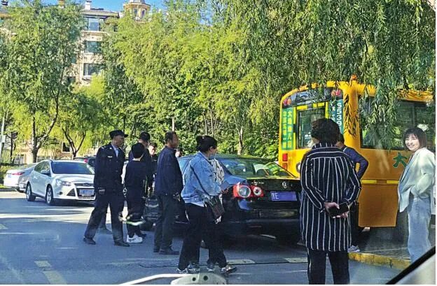 停車亂疾，致校車被堵耽誤孩子上學(xué)