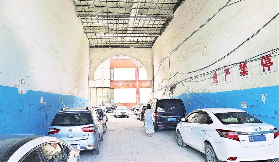 停車亂疾，致校車被堵耽誤孩子上學(xué)