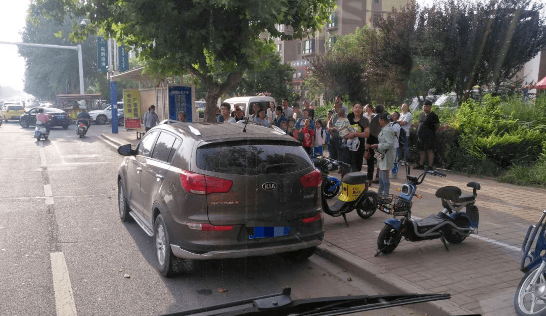 校車?？俊耙晃浑y求”！記者現場實拍！