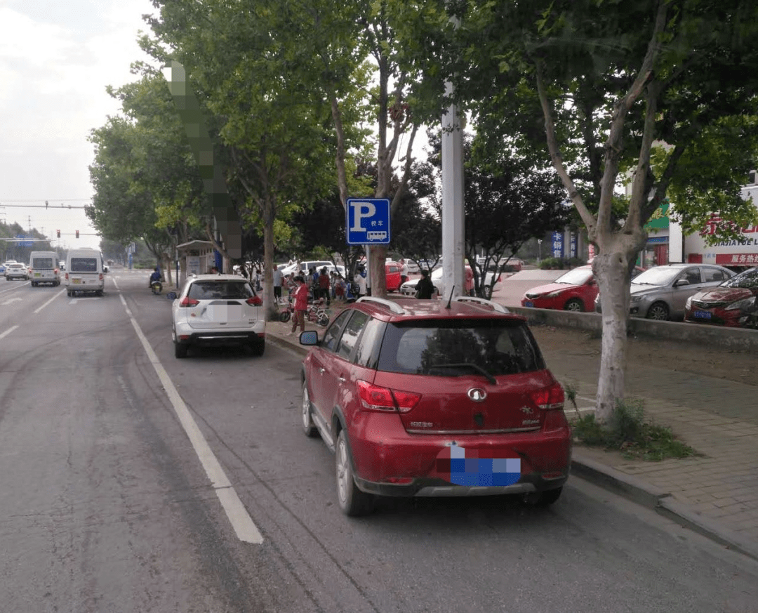 校車停靠“一位難求”！記者現場實拍！