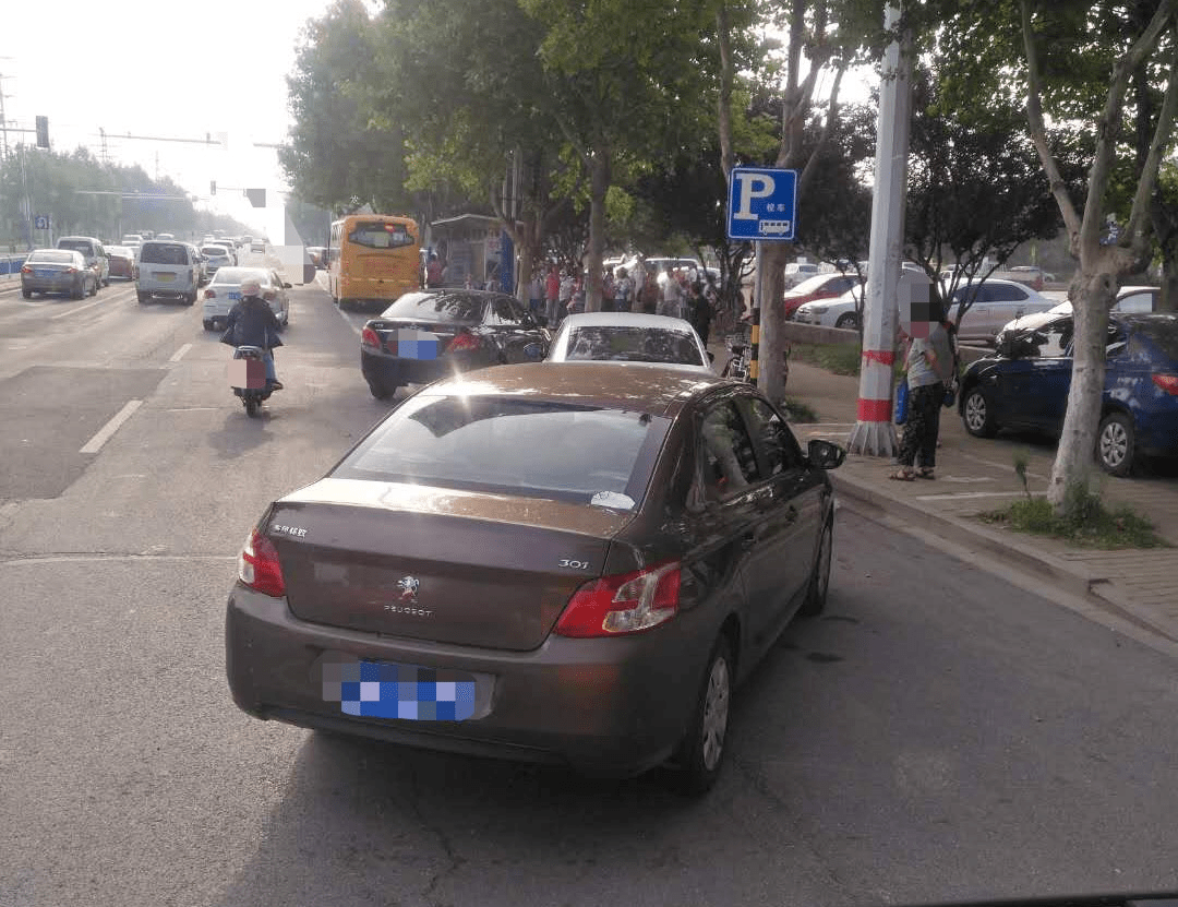 校車停靠“一位難求”！記者現場實拍！