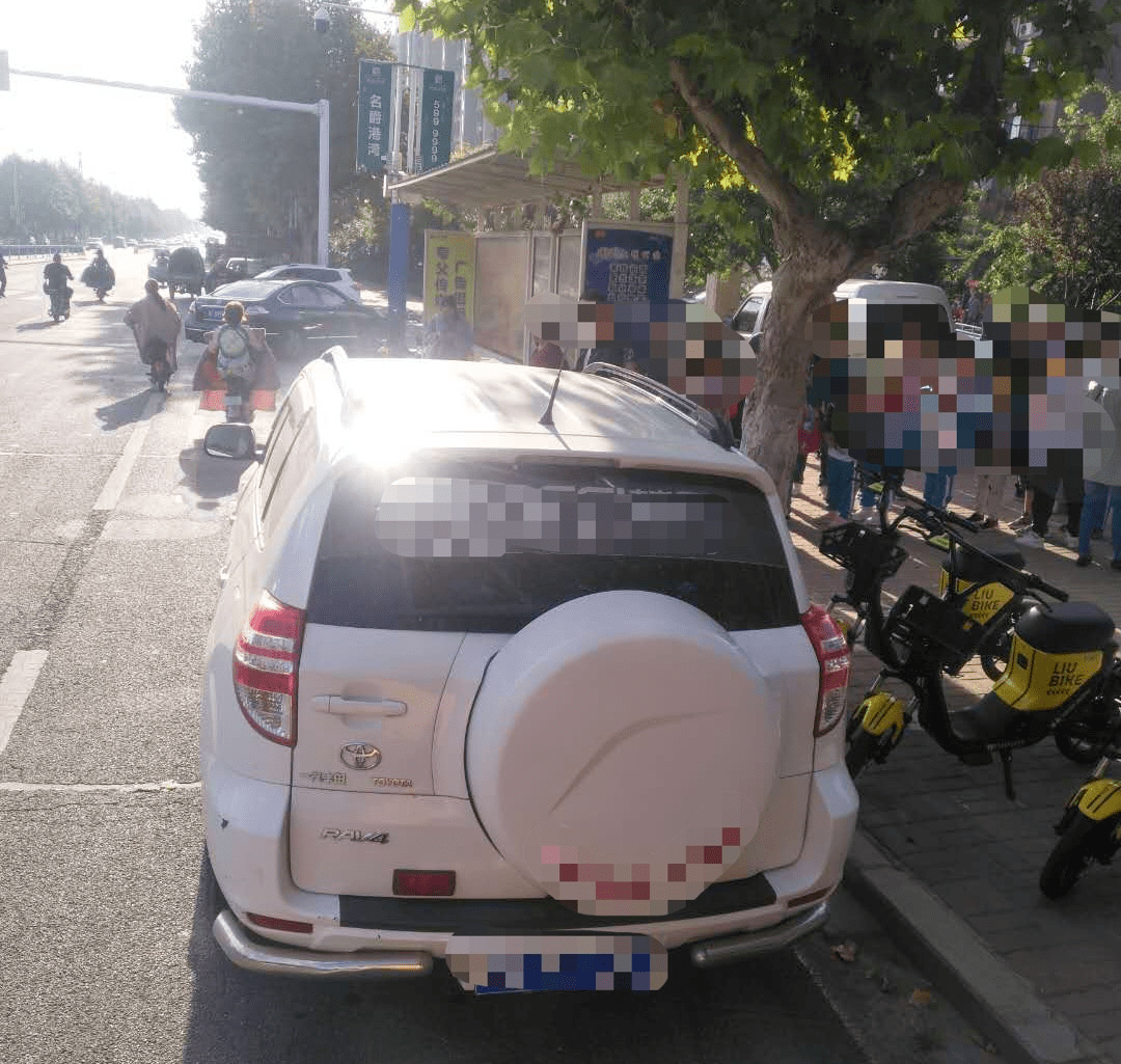 校車停靠“一位難求”！記者現場實拍！