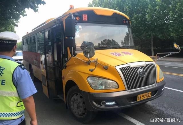 許昌建安交警嚴(yán)查嚴(yán)整轄區(qū)“黑校車”