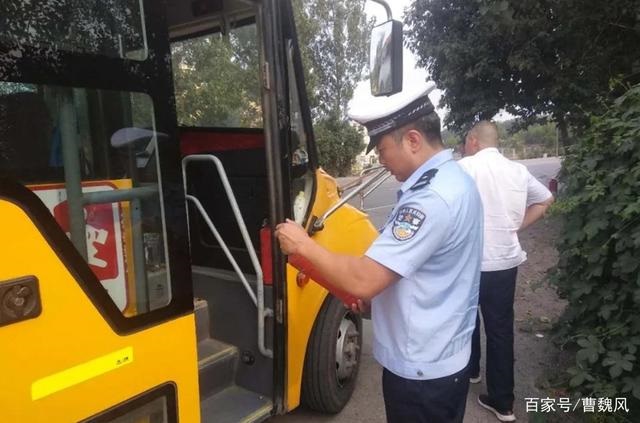 許昌建安交警嚴(yán)查嚴(yán)整轄區(qū)“黑校車”