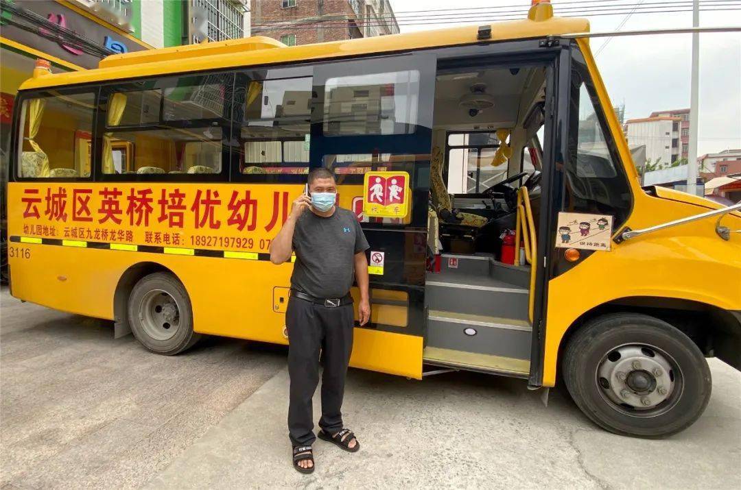 校車演練學(xué)逃生，安全之弦緊緊繃！幼兒園的孩子們從細(xì)節(jié)做起！