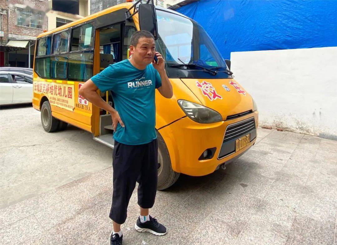 校車演練學(xué)逃生，安全之弦緊緊繃！幼兒園的孩子們從細(xì)節(jié)做起！