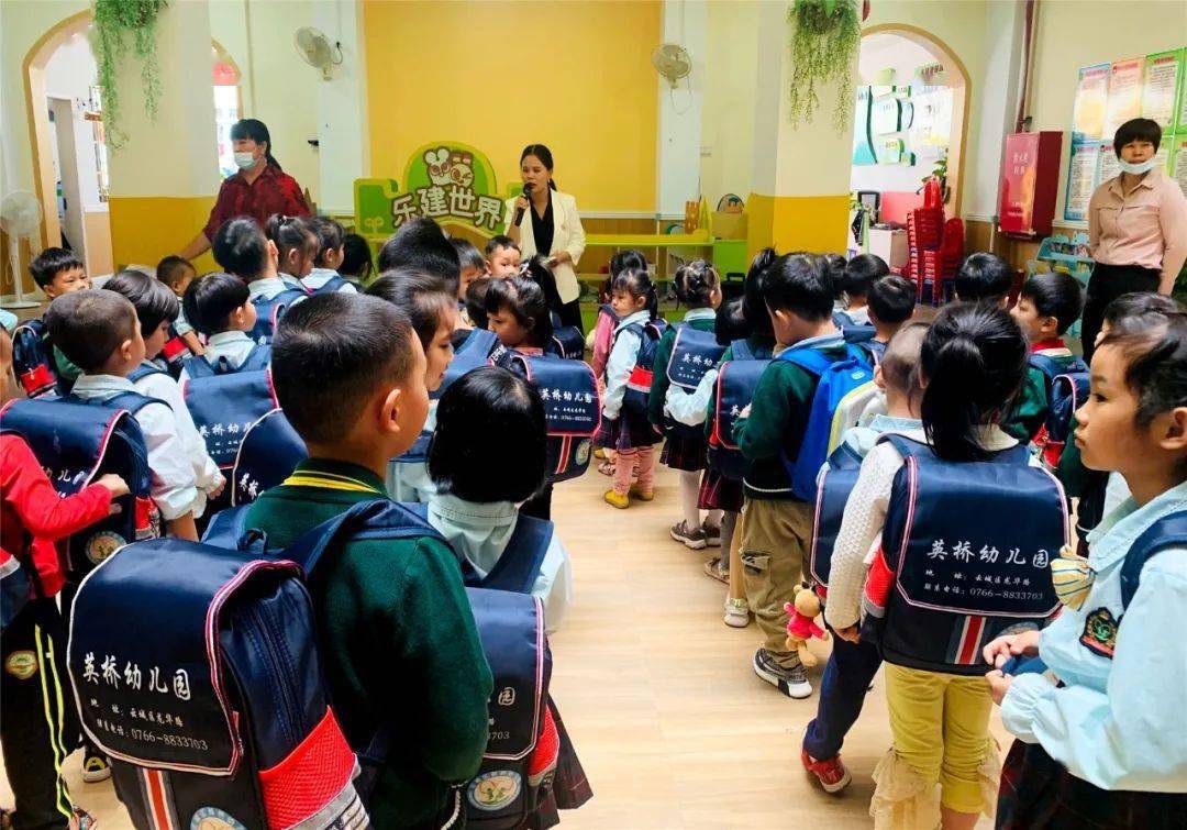 校車演練學(xué)逃生，安全之弦緊緊繃！幼兒園的孩子們從細(xì)節(jié)做起！
