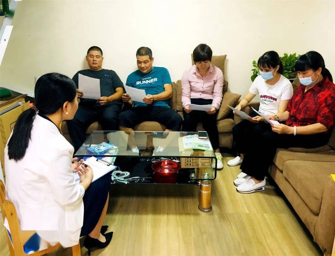 校車演練學(xué)逃生，安全之弦緊緊繃！幼兒園的孩子們從細(xì)節(jié)做起！