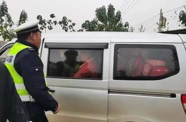 太危險！核載7人的“黑校車”竟坐了14人！孩子得坐在其他同學(xué)的腿上！