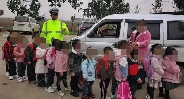 太危險！核載7人的“黑校車”竟坐了14人！孩子得坐在其他同學(xué)的腿上！
