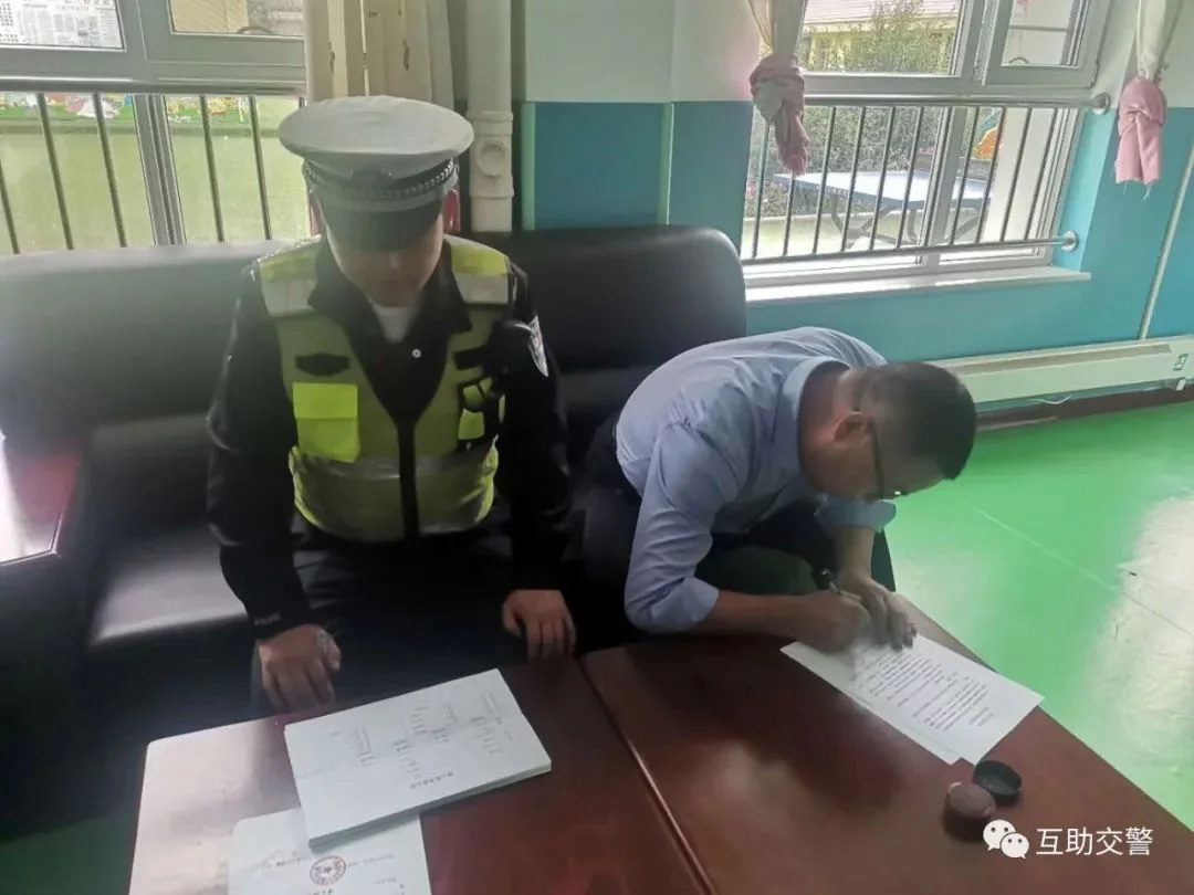 開(kāi)學(xué)季，互助交警開(kāi)展校車安全大檢查