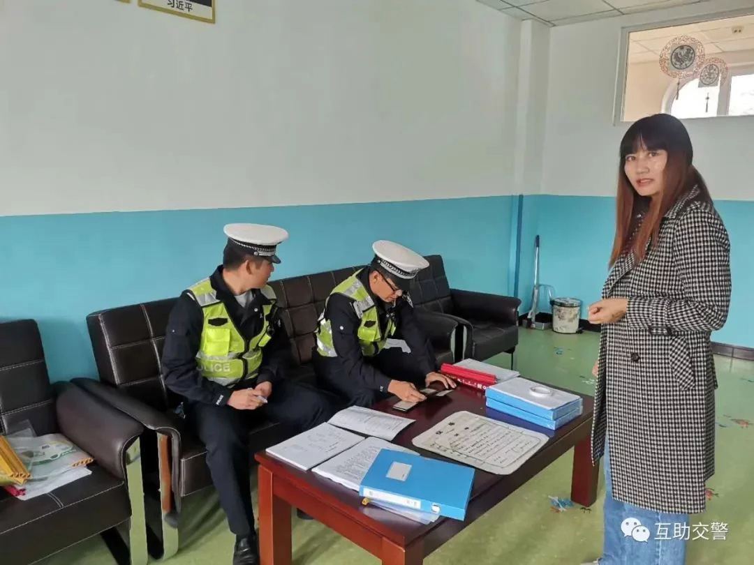 開(kāi)學(xué)季，互助交警開(kāi)展校車安全大檢查
