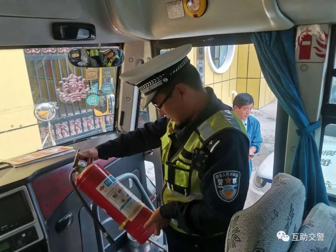 開(kāi)學(xué)季，互助交警開(kāi)展校車安全大檢查