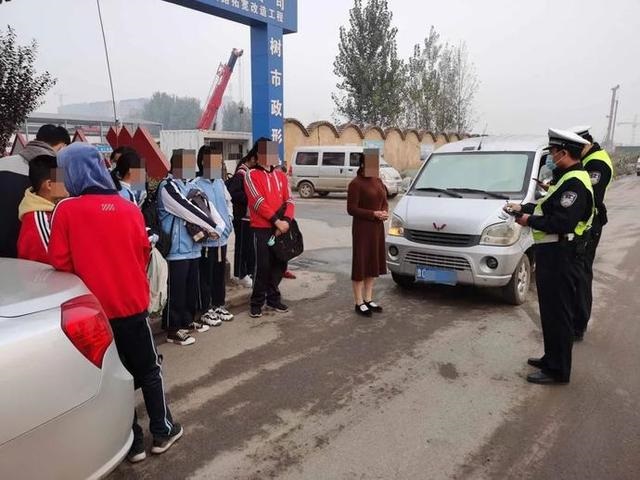 面包車變身“校車”？交警及時叫停！