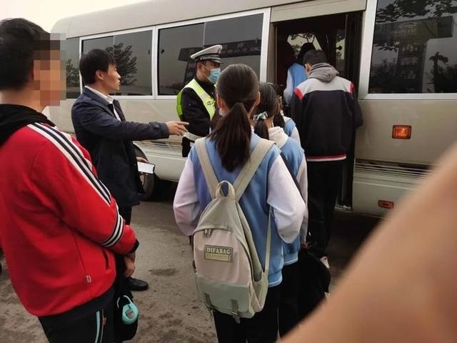 面包車變身“校車”？交警及時叫停！