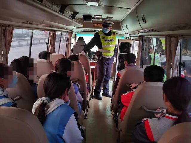 面包車變身“校車”？交警及時叫停！