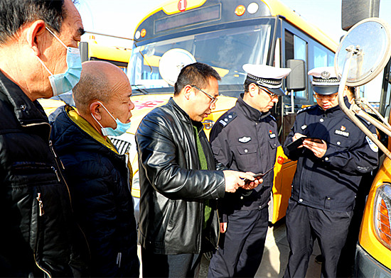 山西臨猗對校車進(jìn)行全面安全檢查并簽訂責(zé)任書/ 山西臨猗對校車進(jìn)行全面安全檢查并簽訂責(zé)任書