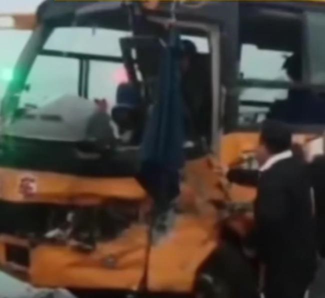 遼寧沈陽(yáng)一廂式貨車與校車相撞，現(xiàn)場(chǎng)路面到處是車輛殘骸