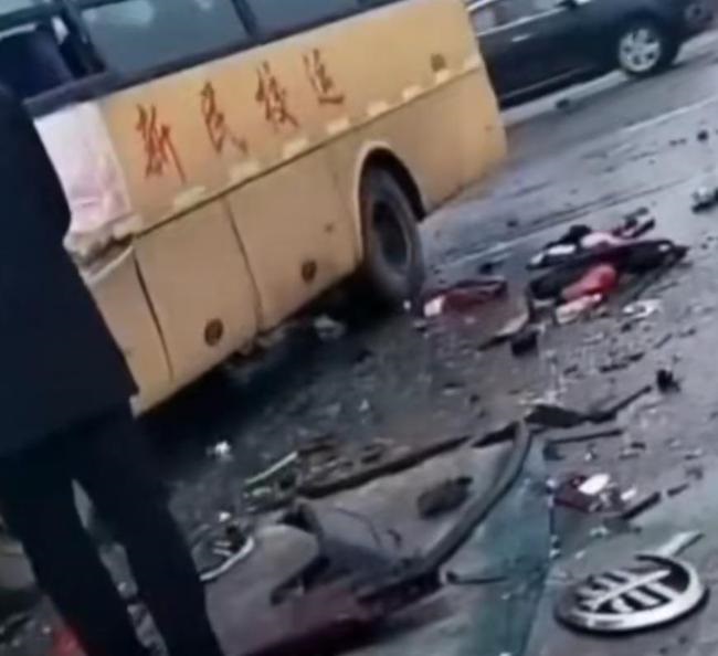 遼寧沈陽(yáng)一廂式貨車與校車相撞，現(xiàn)場(chǎng)路面到處是車輛殘骸
